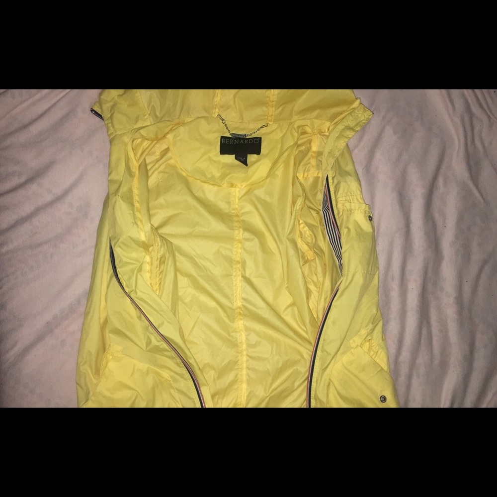 Yellow rain coat☔️